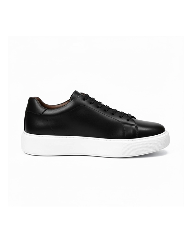 Basket en cuir noir avec semelle blanc réf 232